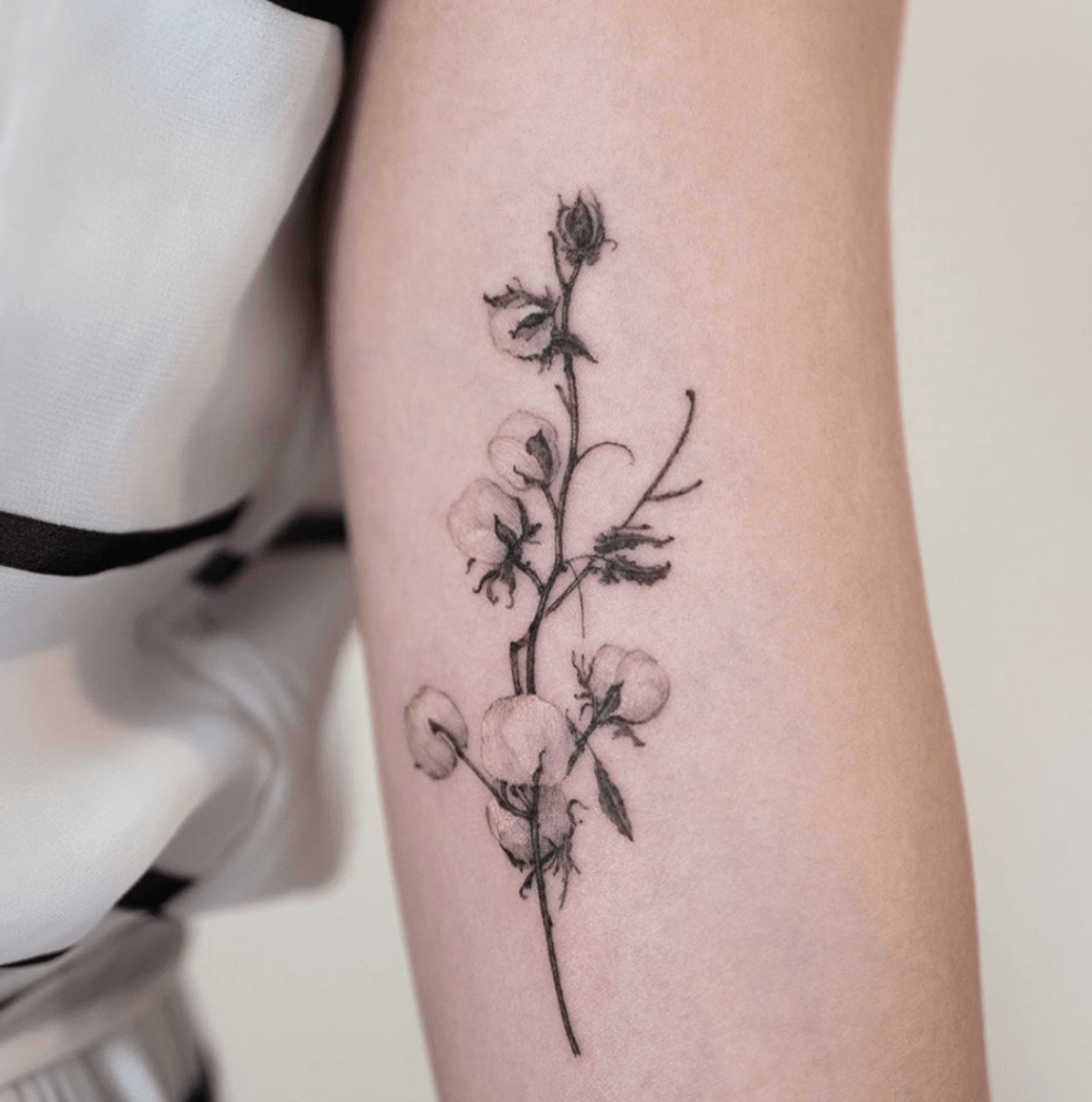 ＬＩＬＹ ＦＬＯＷＥＲ minimalist lily flower tattoo flowers tattoos tattooed  tattooedgirl tattooedgirls tattooer tattooart  Instagram